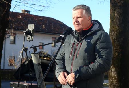 TRIJE DOBRI MOŽJE, ROMANA KRAJNČAN IN JELENI PRIREDITEV PRED KULTURNIM DOMOM 18 FOTO LJUBO VUKELIČ